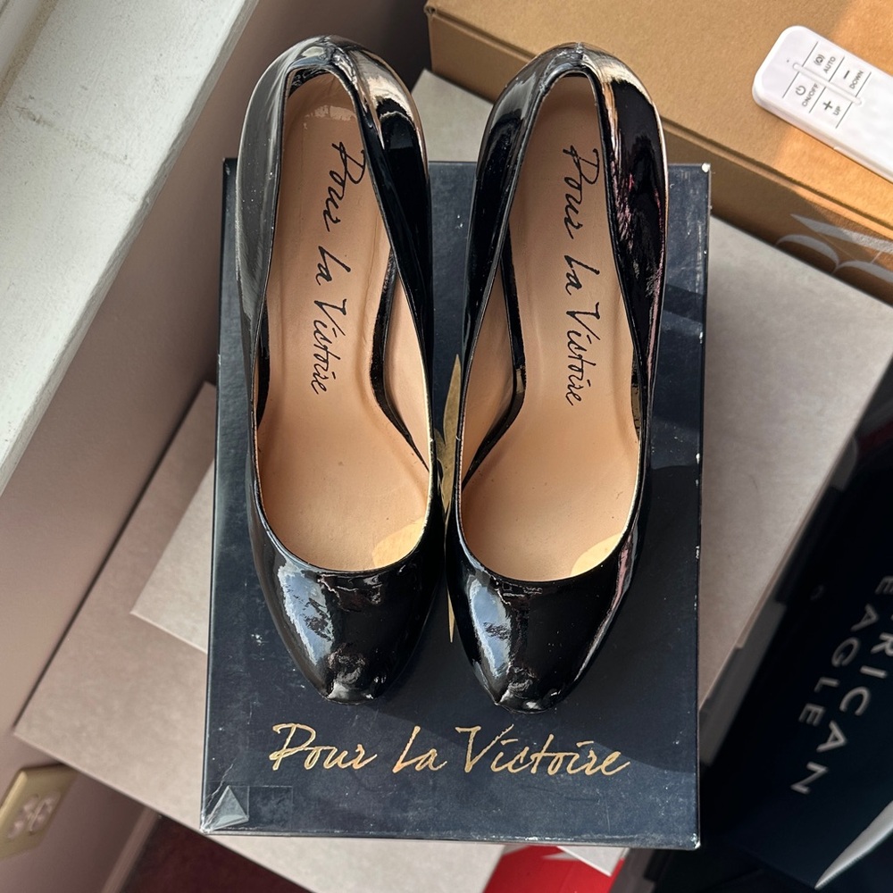 Pour La Victoire Black Patent Heels